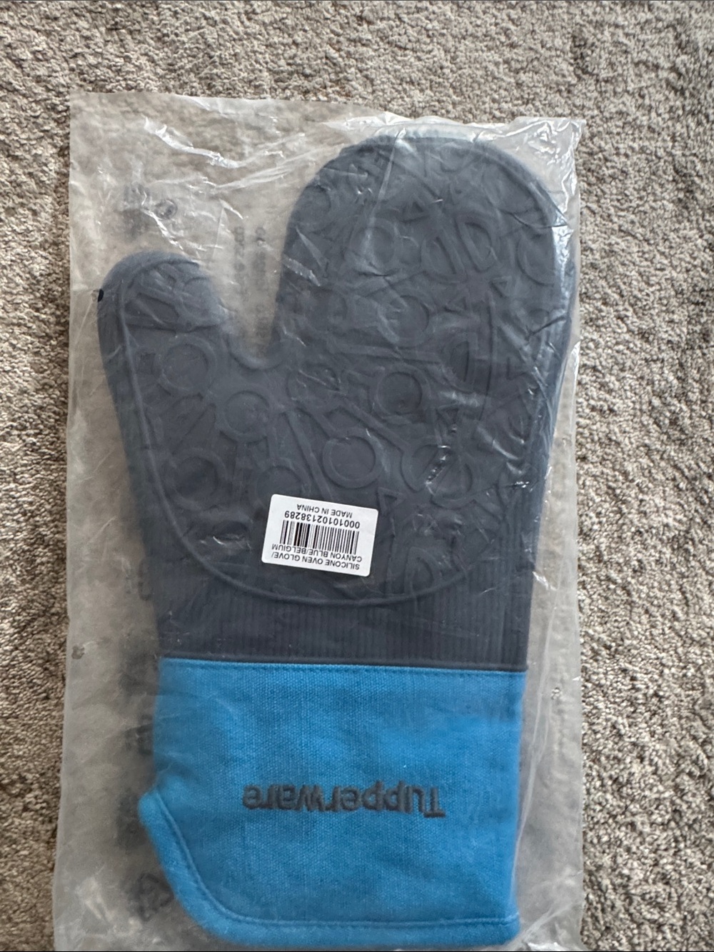 Tupperware Canyon Blue Silicone Oven Mitt